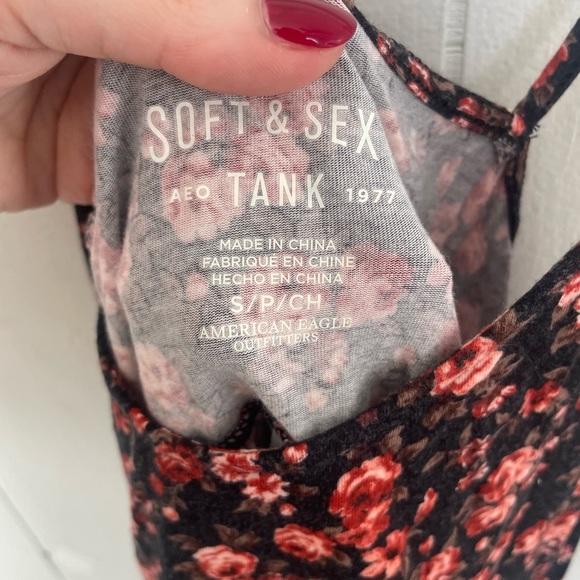 AMERICAN EAGLE ORANGE RED BLACK FLORAL TANK BABYDOLL TOP - Picture 2 of 3